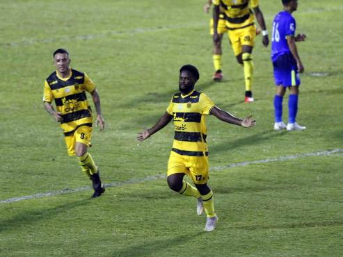 Rivas celebrando su golazo en el duelo ante el Olancho FC.