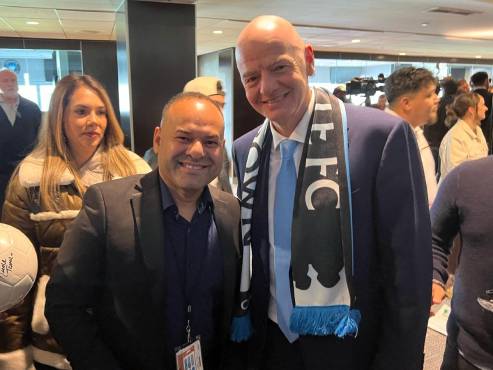 Gianni Infantino con Alex 'El Superman' Padilla, corresponsal de Diario Diez en Estados Unidos.