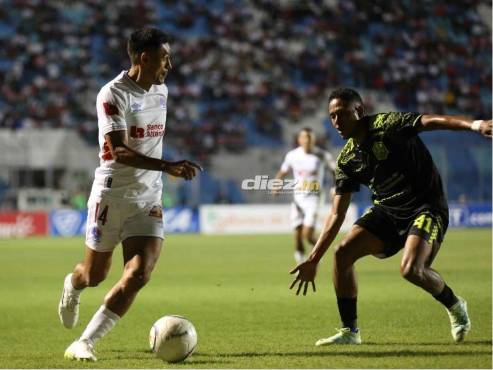 Cristian Altamirano marca a Andy Nájar, quien ya tiene tarjeta amarilla en el juego. FOTOS: : David Romero | José Aníbal Vásquez.