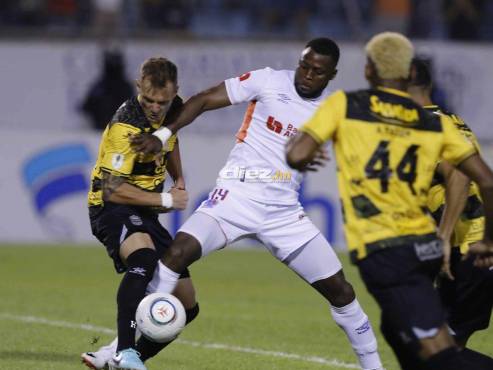 Sebastián Hernández le quita la esférica a Yustin Arboleda, delantero del Olimpia. FOTOS: Neptalí Romero | Héctor Edú.