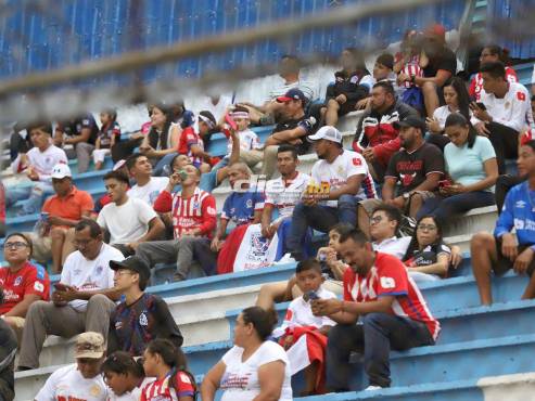 Los aficionados de Olimpia asistieron al Nacional desde tempranas horas de este domingo. FOTO: Emilio Flores.