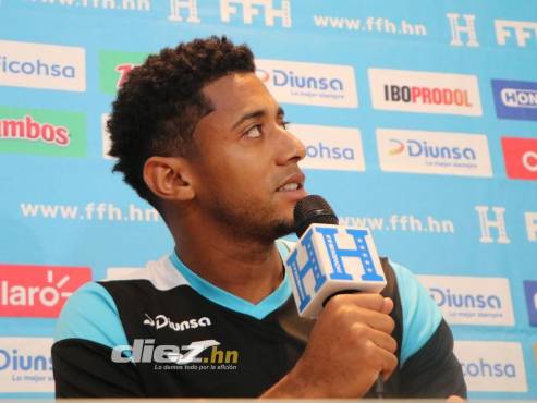 Choco Lozano atendió la conferencia de prensa de Honduras antes de jugar contra Cuba. FOTO: Erick Castillo.