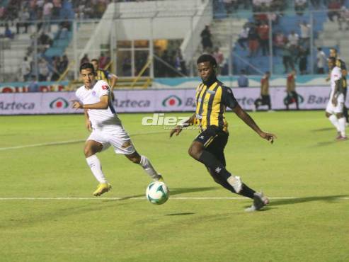 José Mario Pinto observa de cerca a Elison Rivas, quien controla el balón en la zona baja españolista. FOTO: Alex Pérez.