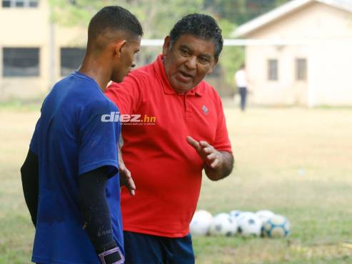 Ramón Reyes Padilla está sin dirigir, pero le ayuda a Rambo de León de momento en su academia en Puerto Cortés. FOTO: Neptalí Romero.