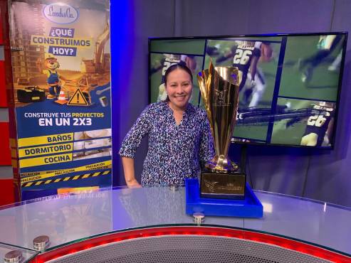 En la sala de redacción de Grupo OPSA nadie dejó escapar la oportunidad de tomarse una foto con la Copa.