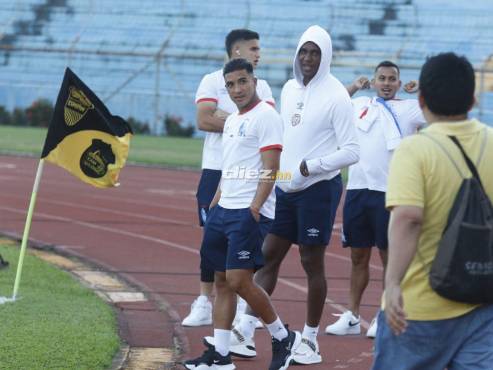 Los futbolistas del Olimpia ya están en el estadio Olímpico de SPS. Los leones quieren sumar su partido 37 sin perder. FOTOS: Neptalí Romero | Héctor Edú.