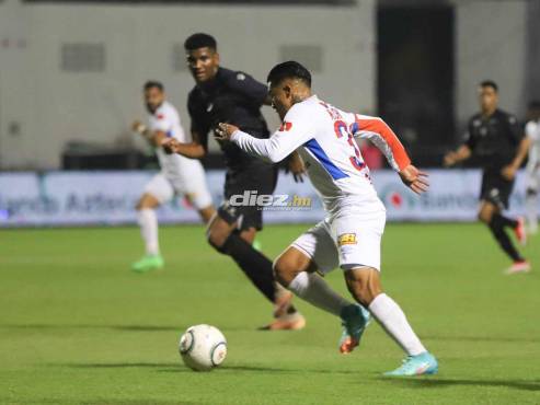 Michaell Chirinos domina la pelota en el estadio Nacional Chelato Uclés. FOTO: Emilio Flores.