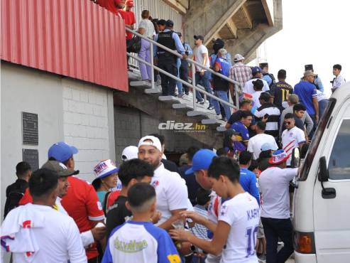 Centenares de aficionados alargarlos las enormes filas que se desarrollan a esta hora previo al clásico. FOTO: Marvin Salgado.
