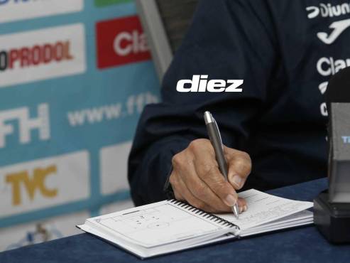 Reinaldo Rueda es fiel a su estilo: siempre anota las preguntas de los periodistas en conferencia de prensa. (FOTO: Marvin Salgado)