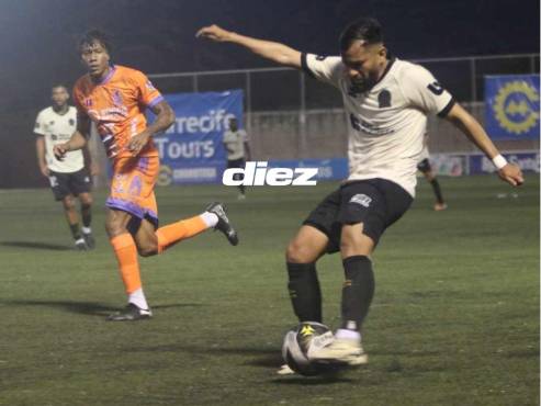 Jorge Álvarez domina el balón ante la marca de Loreto Barrios, exjugador del CD Victoria. FOTO: Alex Pérez.