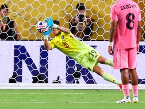 Ustari salvó el tiro de penalti de Trezeguet en el Al Ahly vs Inter Miami.