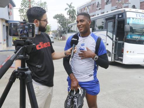 Mario Jafeth Moreno entrevistando a Brayan Beckeles en su llegada a San Pedro Sula para enfrentar a Olimpia en la semifinal.