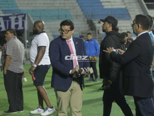 Los objetos lanzados al terreno de las acciones del estadio Nacional Chelato Uclés de Tegucigalpa.