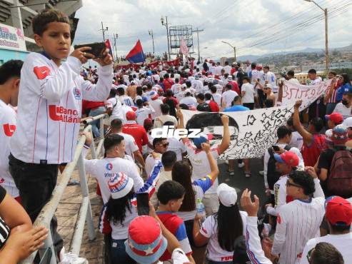 Ambientazo colosal afuera del Estadio Nacional Chelato Uclés de Tegucigalpa. FOTOS: David Romero | Alex Pérez.
