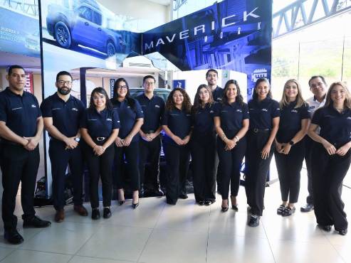 Colaboradores de Dimasa Ford están listos para atender a los clientes.