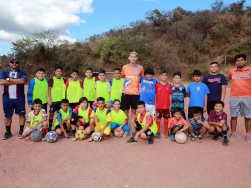 Loki compartió un momento ameno con los niños de las categoría U-10 y U-12 de los Guerreros Lencas dirigidos por los profesores Denis Aguilera y Luis Matute. Foto: David Romero.