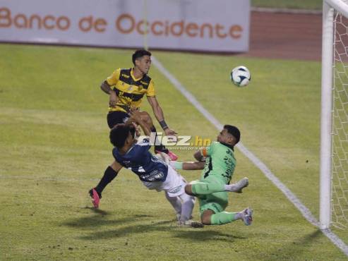 El atajadón de César Samudio a Juan Vieyra, quien remató en el arco del Marathón. ¡SALVADÓN! FOTOS: Neptalí Romero | Mauricio Ayala.