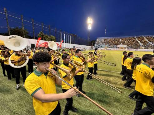 Colorido para el estreno del estadio Morazán.