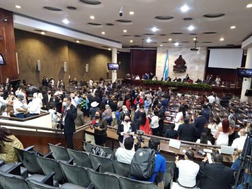 Xiomara Castro asume presidencia de una Honduras pobre y endeudada, pero optimista