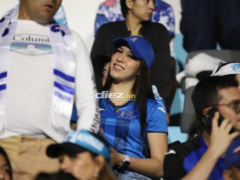 Las bellas chicas no faltaron a la cita de la Selección de Honduras en el Nacional Chelato Uclés. FOTOS: Mauricio Ayala | Andro Rodríguez | David Romero.