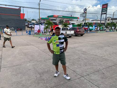 Aficionado llega con la camisa que refleja al Olancho FC y Juticalpa FC.