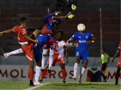 Olimpia está goleando al Vida en el estadio Municipal Ceibeño. FOTO: Esaú Ocampo.