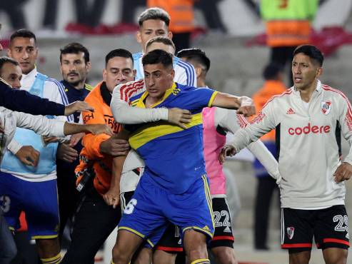 Antes de finalizar el partido hubo peleas entre los jugadores de River y Boca.