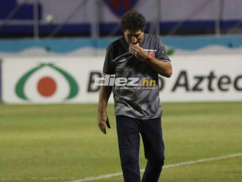 Héctor Vargas no se ha sentado en todo el primer tiempo de juego. El argentino busca el segundo triunfo de su equipo en el Apertura. FOTO: Estalin Irías.
