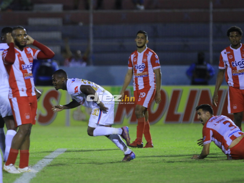 Edwin Solano festeja uno de los dos tantos con el que Olimpia doblegó 0-2 al Vida en La Ceiba. FOTO: Neptalí ROMERO.