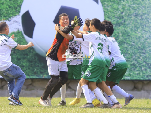 Así festejaron el título el Elvel School de Tegucigalpa. ¡Los festejaron con todo! FOTO: Neptalí Romero.