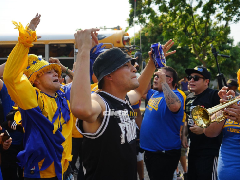 Trompetas, cánticos y aplausos formaron parte de la llegada de la afición de Tigres al Estadio Olímpico de San Pedro Sula. FOTO: Mauricio Ayala.