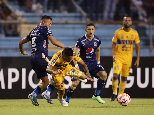 “Colocho” Martínez marca a Javier Aquino en el mediocampo del Olímpico.