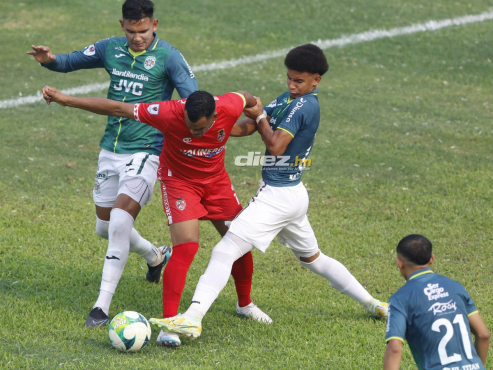 Rony Martínez intenta quitarse las marcas de Luis Vega y Javier Arriaga. FOTO: Neptalí Romero.