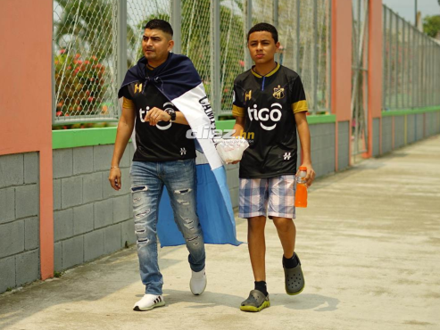 Los aficionados del Honduras Progreso llegaron con muchos ánimos al Humberto Micheletti. FOTO: Mauricio Ayala.