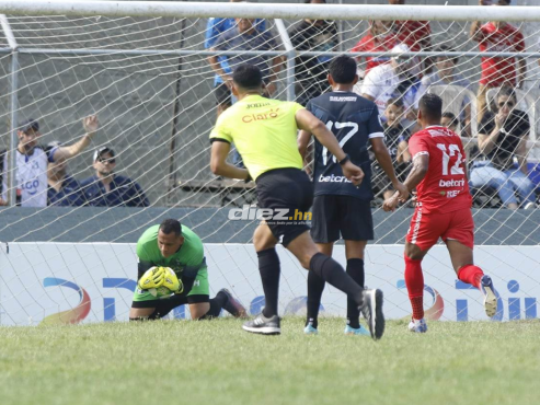 Rafa Zúniga domina el balón ante el disparo del “Camello” Delgado. FOTO: Neptalí Romero.