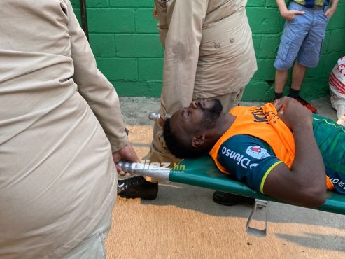 El delantero tuvo fue trasladado en camilla hasta los camerinos del Marathón.