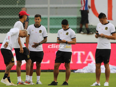 Los jugadores del Olimpia en el engramillado del Carlos Miranda de Comayagua. FOTO: David Romero.