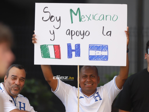 ”Soy mexicano y apoyo la H” dice el cartel de este aficionado de México que apoya a la Bicolor. FOTO: Mauricio Ayala.