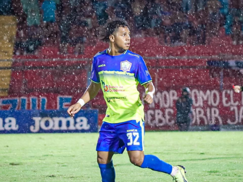 Dester Mónico, flamante refuerzo del Olancho, se estrenó con la piel del equipo “Potro”.