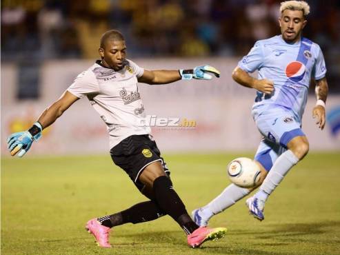 Buba López despeja la pelota ante la marca de Agustín Auzmendi. FOTOS: Neptalí Romero | Yoseph Amaya.