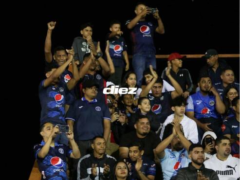 La afición del Motagua es mayoría en el Estadio Marcelo Tinoco de Danlí. FOTO: Emilio Flores.