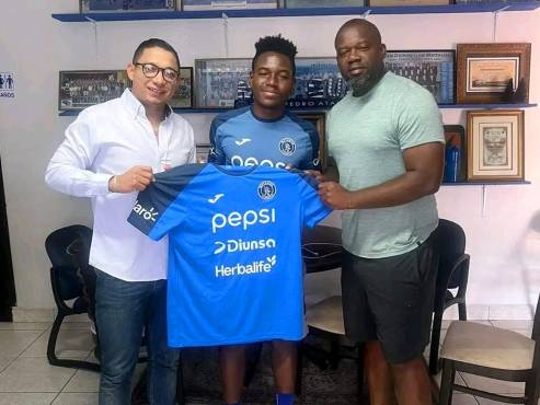 Osman Jafeth Chávez siendo presentado como nuevo jugador de Motagua en presencia de Emilio Izaguirre y su padre.