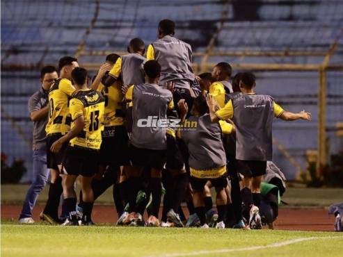 Así festejaron los jugadores del Real España el golazo de Carlos Mejía ante los azules. FOTOS: Neptalí Romero | Yoseph Amaya.