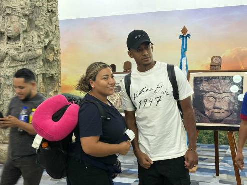 Aficionados se acercaron a Lozano para piderle una foto antes de su regreso a México.