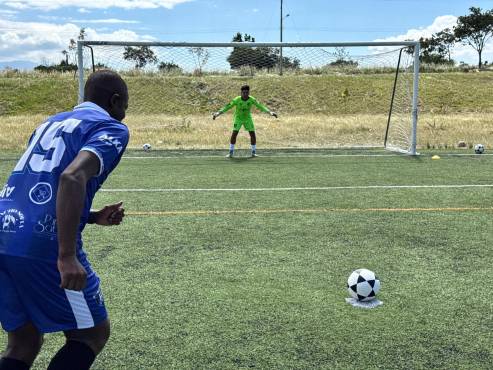 La alegría de un joven portero al ser entrenado por Alberth Elis y otros futbolistas de la Selección de Honduras