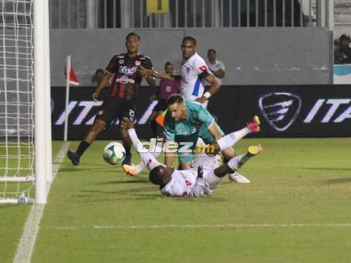 Así empujó Solani Solano el balón en el arco de Mathías Quinteros, portero del Vida. FOTO: Estalin Irías.