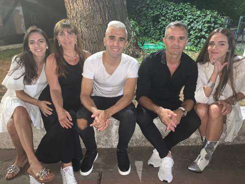 Fede junto a sus padres y sus hermanas que al igual que él, nacieron en México.Fede junto a sus padres y sus hermanas que al igual que él, nacieron en México.