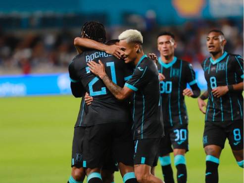 Así celebró Honduras el golazo de cabeza de Bryan Róchez en el arco de El Salvador. FOTO: Karla López.