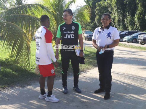 Salomón Nazar le dio la bienvenida a Junior Lacayo quien regresa a la institución verdolaga. FOTO: Alexis Muñoz.