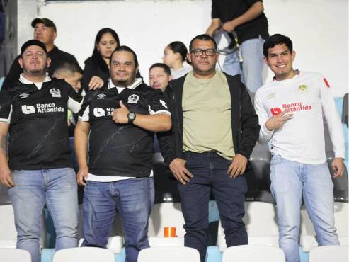 La afición de Olimpia ya está presente en el Estadio Nacional Chelato Uclés de Tegucigalpa. FOTOS: Alex Pérez | David Romero.